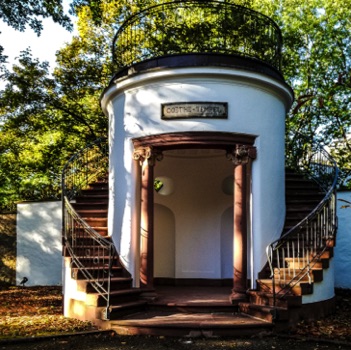 Goethetempel auf dem Mühlberg im Morgenlicht